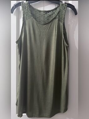 Crochet Yoke Tank Top
A draped flawless fit that's ultra soft - Flared hem